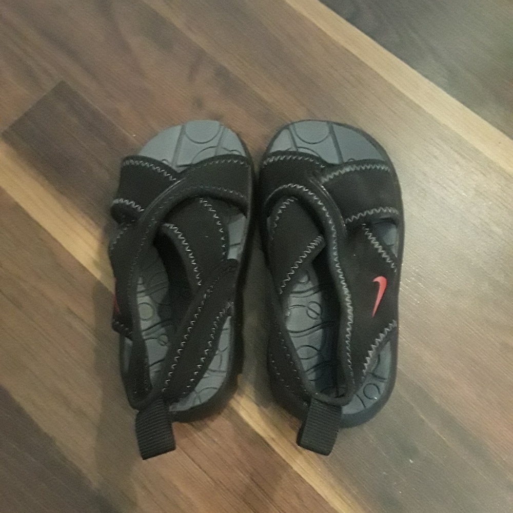 (SOLD) Nike black boys/toddler sandals